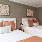 Downtown Condo, Walk To Broadway With Free Parking Apartment