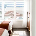 Apartment Stylish Downtown With Patio & Free Parking *