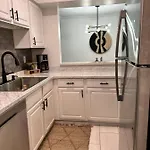 Stylish Downtown With Patio & Free Parking Apartment