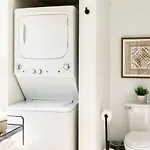 Stylish Downtown With Patio & Free Parking *