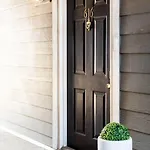 Stylish Downtown With Patio & Free Parking