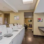Walk To Downtown Broadway With Pool, Parking And Patio