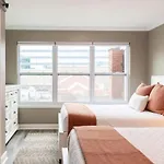 Apartment Downtown Condo, Walk To Broadway With Free Parking *