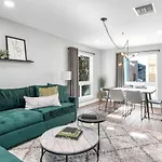 Apartment Walk To Downtown Broadway With Pool, Free Parking, And Gym