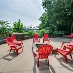 Walk To Downtown Broadway With Pool, Free Parking, And Gym Apartment
