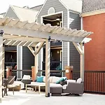 Stylish Downtown With Patio & Free Parking *