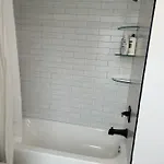Apartment Stylish Downtown With Patio & Free Parking *