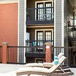 Stylish Downtown With Patio & Free Parking Apartment