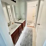 Lovely 2-bedroom W/balcony And Free Parking Apartment Nashville