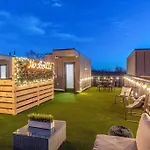 Stylish Townhome & Cozy Rooftop