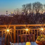 Stylish Townhome & Cozy Rooftop