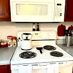 Lovely 2-Bedroom Condo W/Balcony And Free Parking