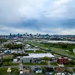 Holiday home Modern Stunner 5 Min To Dt Hot Tub Rooftop Views