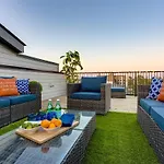 1 5 Miles To Broadway Rooftop Deck W Views Holiday home