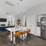 Modern Luxury Rooftop Deck, 3 Mi To Downtown *