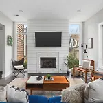 Modern Luxury Rooftop Deck, 3 Mi To Downtown Holiday home *