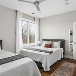 Modern Luxury Rooftop Deck, 3 Mi To Downtown Holiday home Nashville