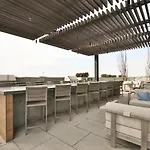 Deluxe Studio Apartment On Broadway