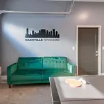 East Nash Lux - 13 Beds & Views *
