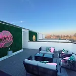 King & Queen 2 Homes - 24 Beds Views