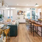 Holiday home Designer Single Family House-rooftop- Hot Tub