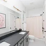 Designer Single Family House-rooftop- Hot Tub Holiday home