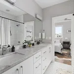 Modern Luxury Rooftop Deck, 3 Mi To Downtown
