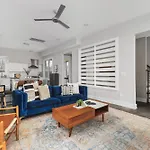 Holiday home Modern Luxury Rooftop Deck, 3 Mi To Downtown *