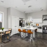 Modern Luxury Rooftop Deck, 3 Mi To Downtown Holiday home