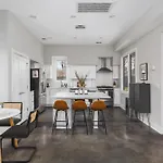 Holiday home Modern Luxury Rooftop Deck, 3 Mi To Downtown Nashville