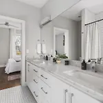 Modern Luxury Rooftop Deck, 3 Mi To Downtown Holiday home