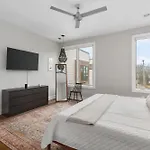 Holiday home Modern Luxury Rooftop Deck, 3 Mi To Downtown Nashville