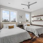 Holiday home Modern Luxury Rooftop Deck, 3 Mi To Downtown