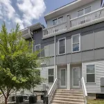 New Townhome 5 Mins To Broadway Sleeps 8