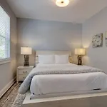 Holiday home New Townhome 5 Mins To Broadway Sleeps 8