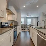 New Townhome 5 Mins To Broadway Sleeps 8