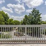 New Townhome 5 Mins To Broadway Sleeps 8