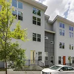 New Townhome 5 Mins To Broadway Sleeps 8