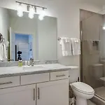 10 Percent Off New Downtown Sleeps 8 Holiday home *