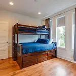 Holiday home 10 Percent Off New Downtown Sleeps 8 *