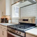 10 Percent Off New Downtown Sleeps 8 Holiday home