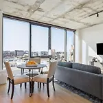 Contemporary City Living In Apartment *