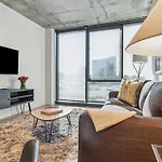 Contemporary City Living In Apartment *