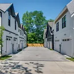 Modern East Nashville Gem, Walk To Local Favorites, Cozy Den, Workspace & Smart Tvs, Fully Equipped Kitchen, Garage & Fast Wifi, Near Mas Tacos, Rosepepper & Five Points, 10 Min To Broadway & Nissan Stadium, 24 Hr Hospitality