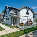 Modern East Nashville Gem, Walk To Local Favorites, Cozy Den, Workspace & Smart Tvs, Fully Equipped Kitchen, Garage & Fast Wifi, Near Mas Tacos, Rosepepper & Five Points, 10 Min To Broadway & Nissan Stadium, 24 Hr Hospitality