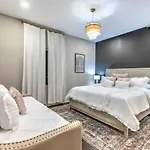 Luxury Four-story Home, Rooftop Deck With Views, Pingpong! Sleeps 12! Holiday home Nashville