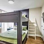 Luxury Four-story Home, Rooftop Deck With Views, Pingpong! Sleeps 12! Holiday home
