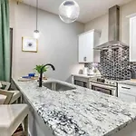 Luxury Four-story Home, Rooftop Deck With Views, Pingpong! Sleeps 12! *