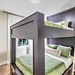 Holiday home Luxury Four-story Home, Rooftop Deck With Views, Pingpong! Sleeps 12! *