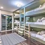 Luxury Four-story Home, Rooftop Deck With Views, Pingpong! Sleeps 12! Holiday home Nashville